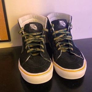 High top vans never worn size 7.5 in mens and a size 9 in woman’s